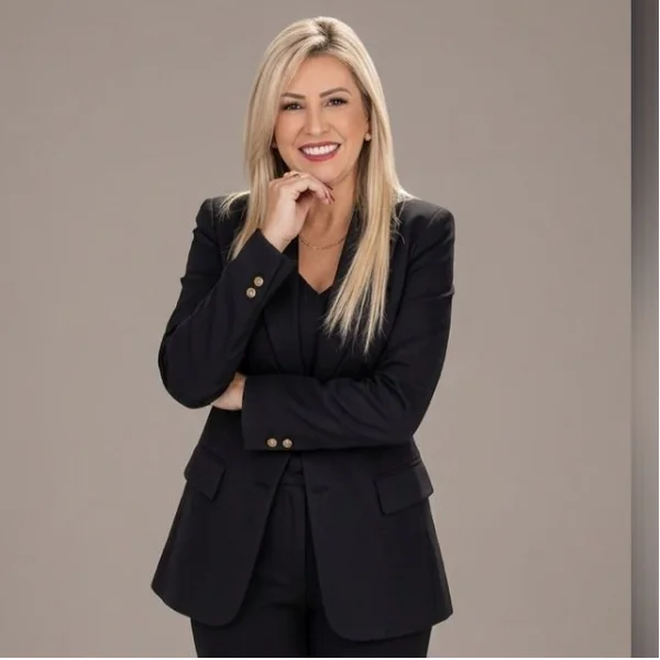 Sheila Cristina, corretora de imóveis